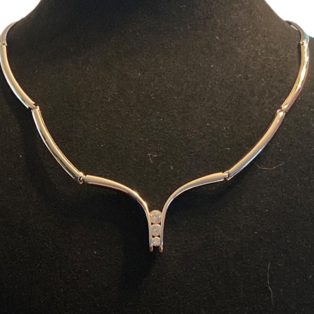 Vintage articulated chocker with 3 crystals